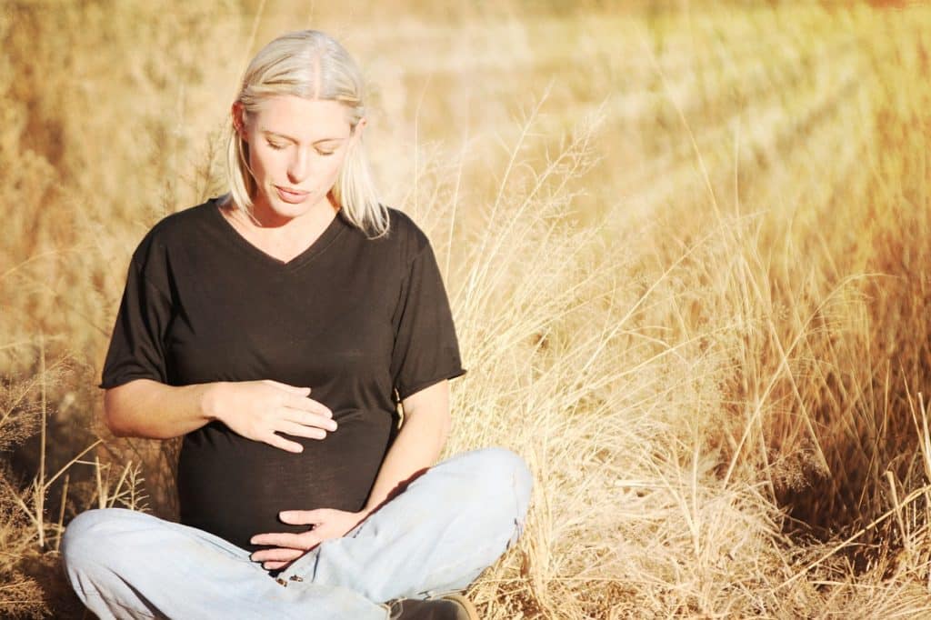 Femme enceinte yoga