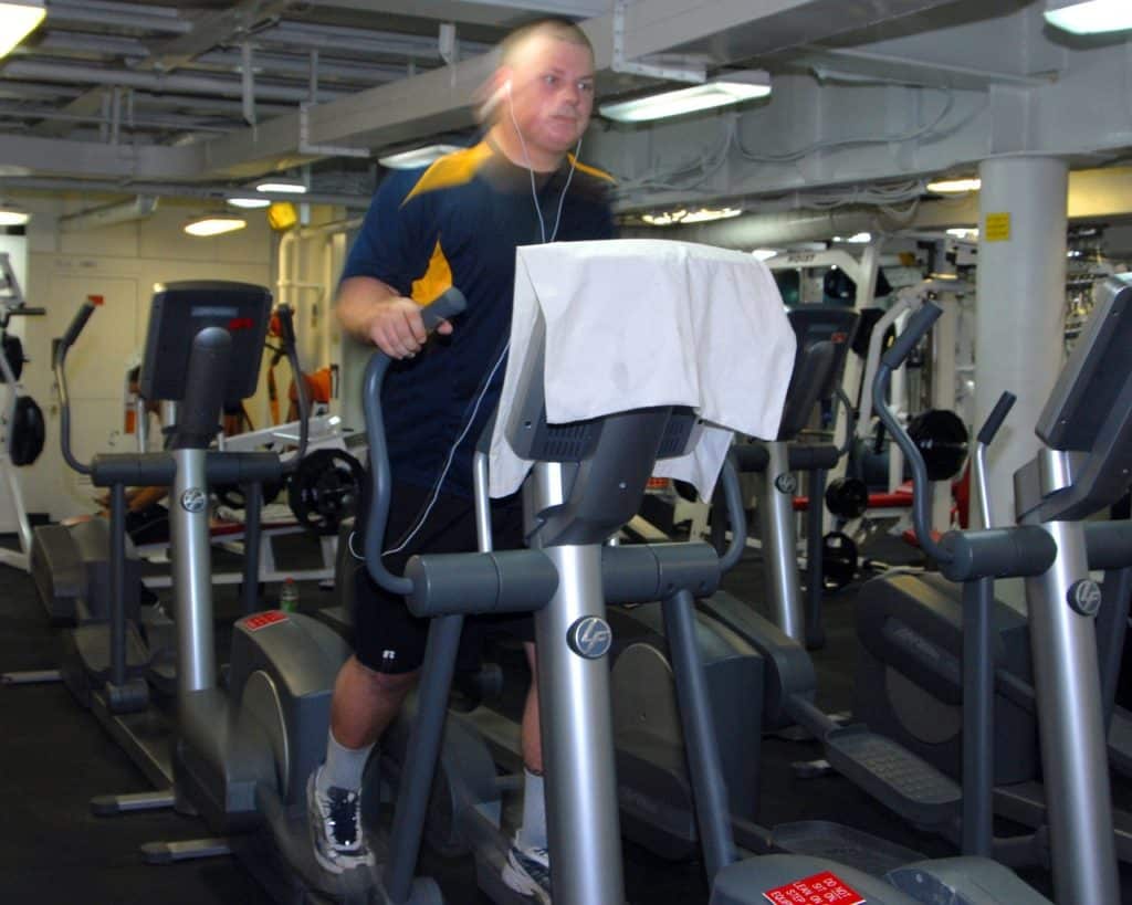 un sportif fait du velo elliptique