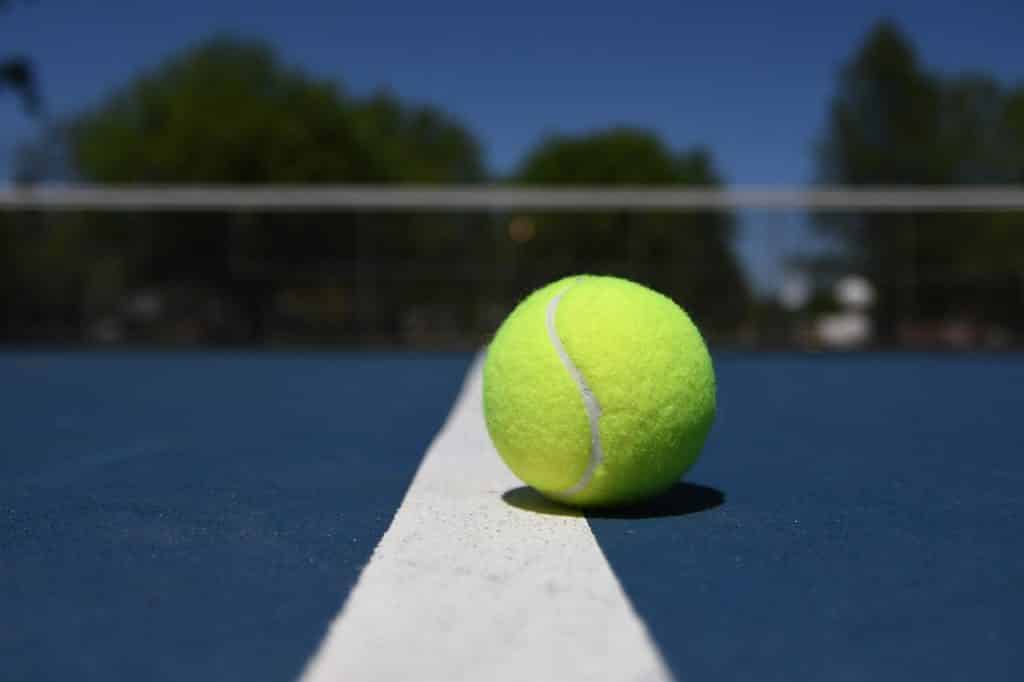 Terrain et balle de tennis