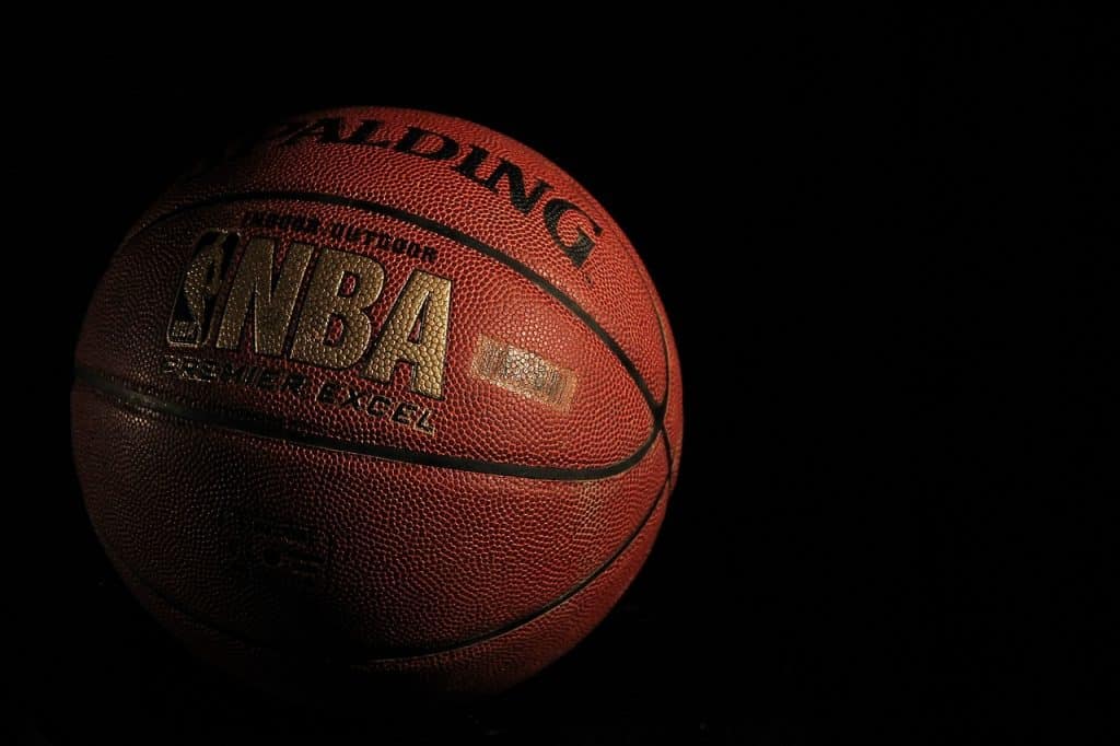 un ballon de basket nba