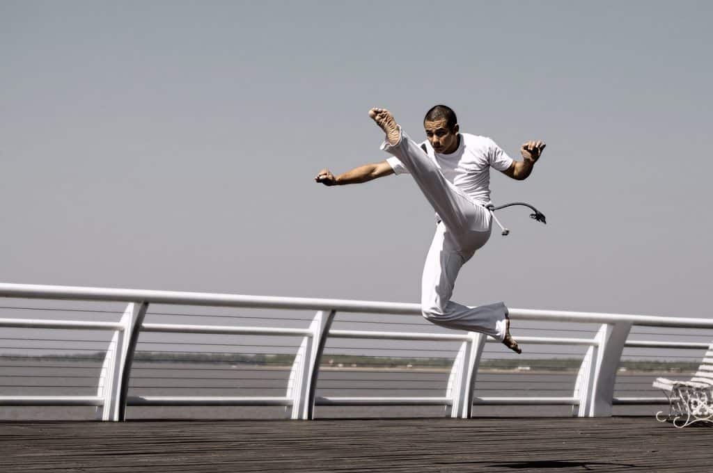 Jeune qui fait de la capoeira