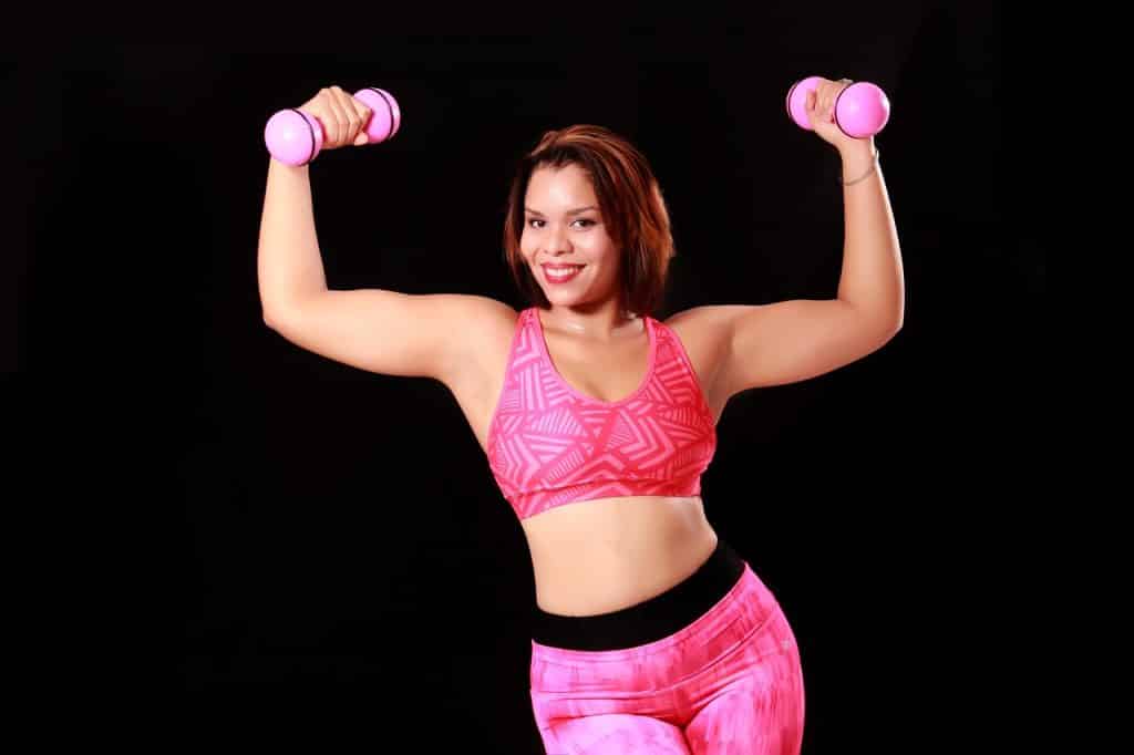 Femme fait de la muscu seule