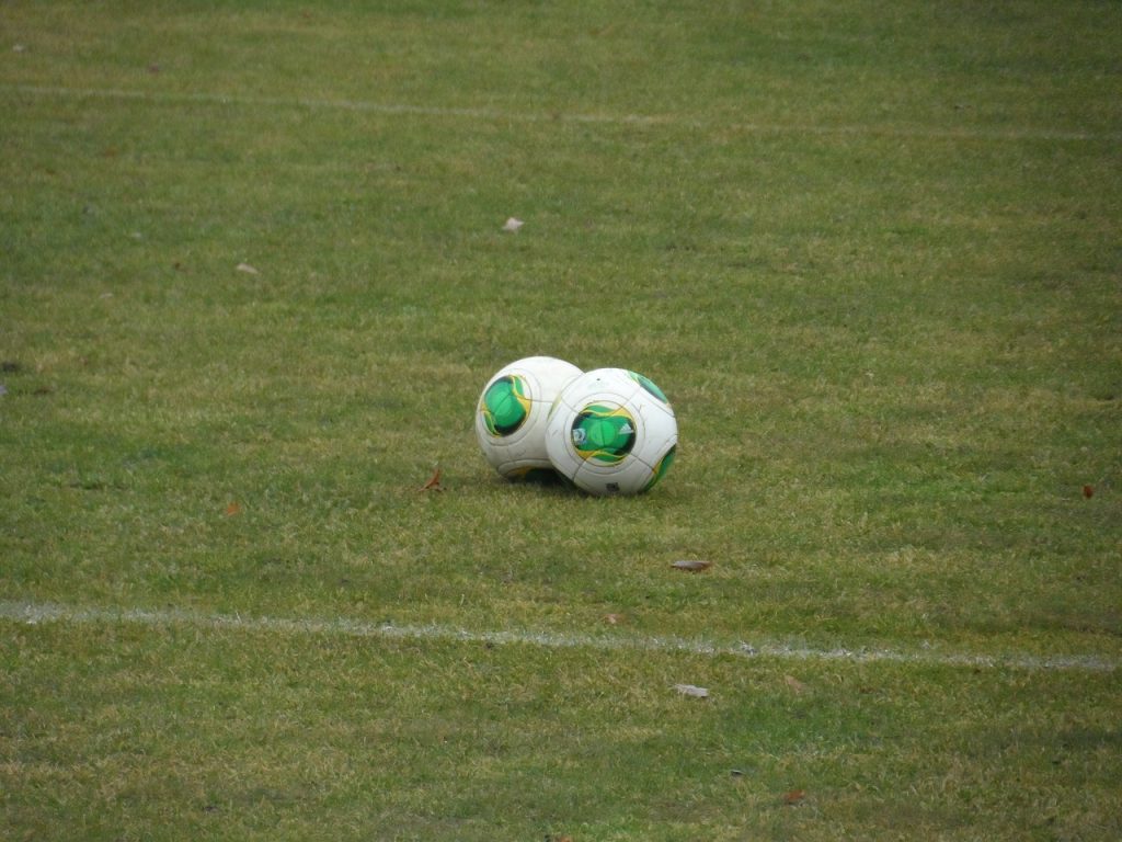 Ballon de foot sur le terrain
