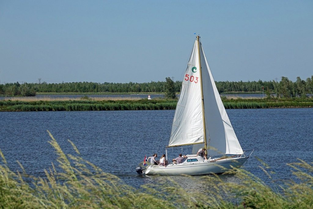 Petit bateau en bord d'étang de mer