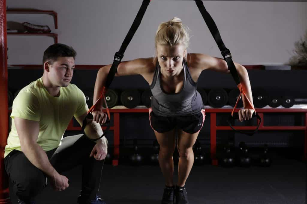 Femme faisant de la musculation avec un coach
