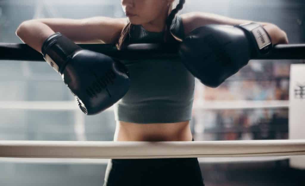 Femme boxeuse, faisant une pose sur les cordes du tatami