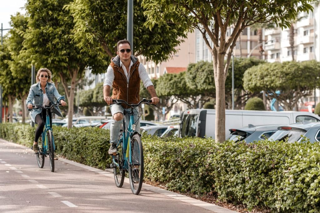 couple faisant du vélo sur une piste cyclable