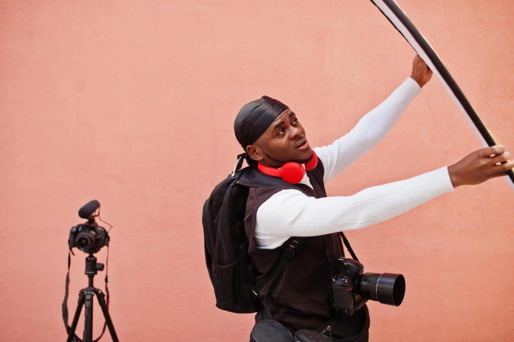 homme photographe installant tout son matériel
