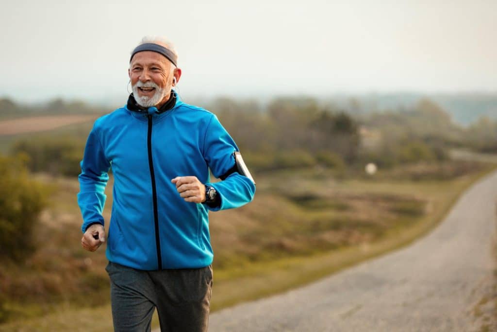 Homme âgé faisant un footing