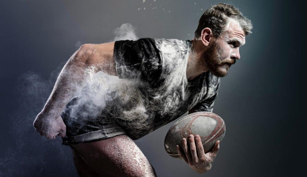 Photo stylisée d'un rugbyman courant en tenant le ballon