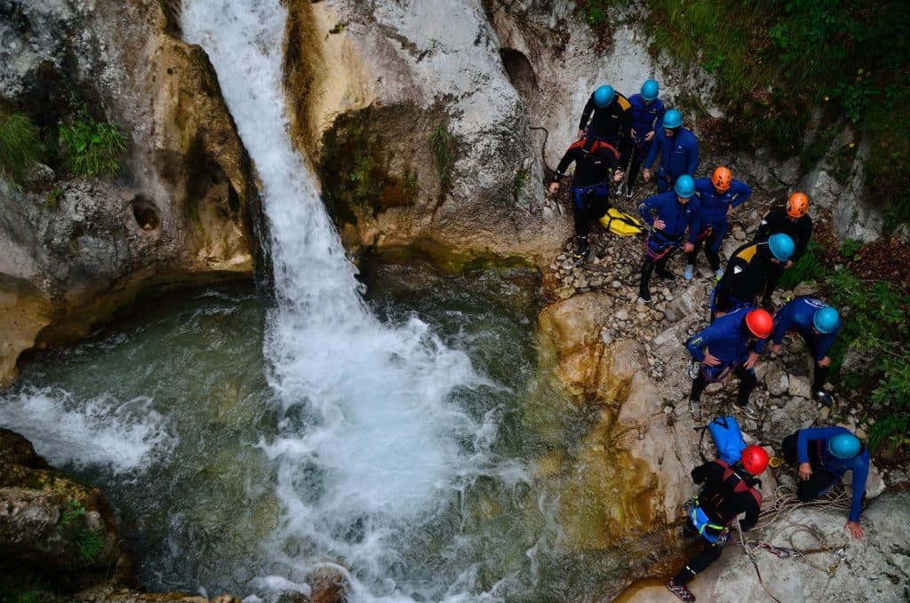 Découvrir le canyoning : conseils pour une première expérience réussie